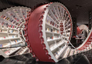 Γιγάντια σκάλα που μοιάζει με καντράν ρολογιού φιλοξενεί εκατοντάδες βιβλία στην Κίνα