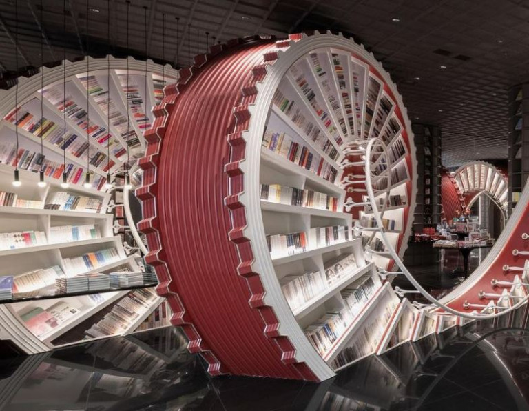 Γιγάντια σκάλα που μοιάζει με καντράν ρολογιού φιλοξενεί εκατοντάδες βιβλία στην Κίνα