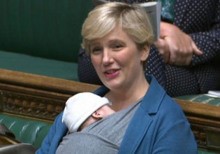 Βρετανία – Έκαναν παρατήρηση σε βουλευτή που θήλαζε το μωρό της μέσα στη Βουλή