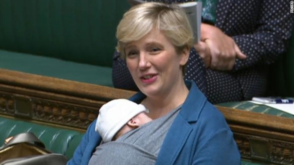 Βρετανία – Έκαναν παρατήρηση σε βουλευτή που θήλαζε το μωρό της μέσα στη Βουλή