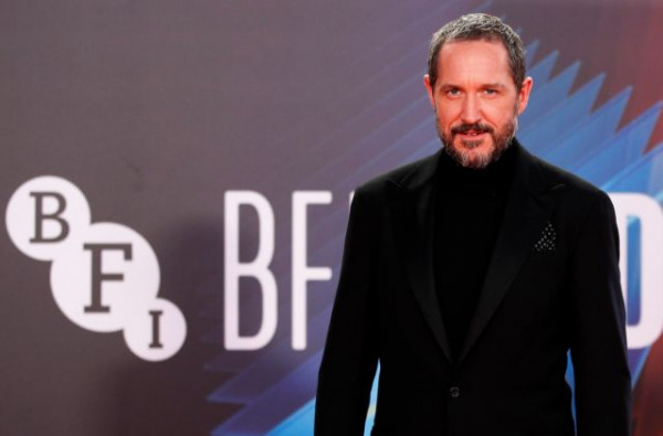 Μπέρτι Κάρβελ – Ενσαρκώνει τον Τόνι Μπλερ στον πέμπτο κύκλο του The Crown