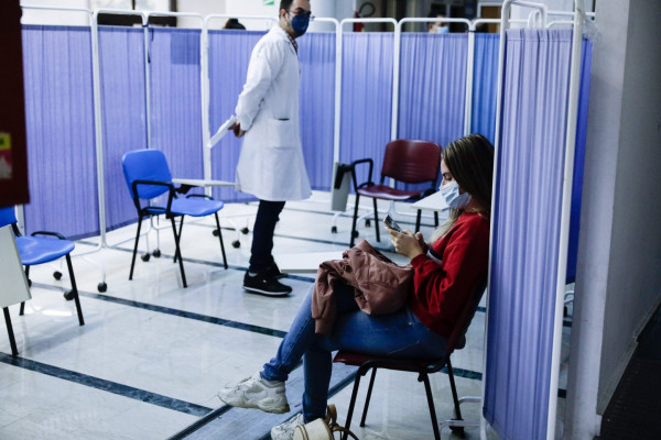 Κοροναϊός – Ερχονται τα πάνω κάτω για ανεμβολίαστους – Πού δεν ισχύει το αρνητικό τεστ