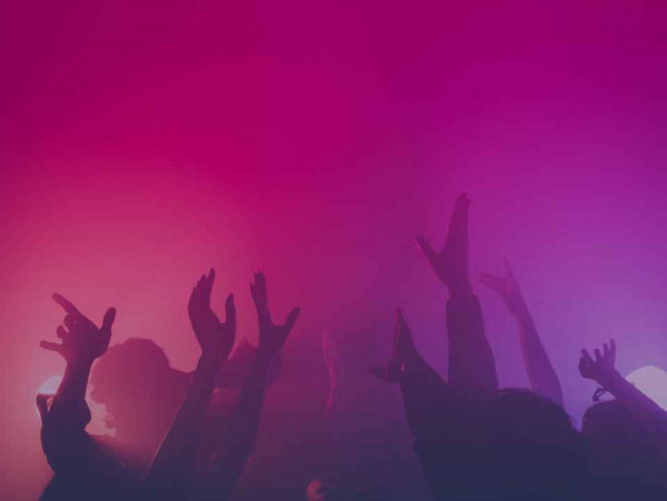 Ιταλία – Ανεμβολίαστοι κάνουν «κορονοπάρτι» με στόχο… να κολλήσουν και να πάρουν το πιστοποιητικό