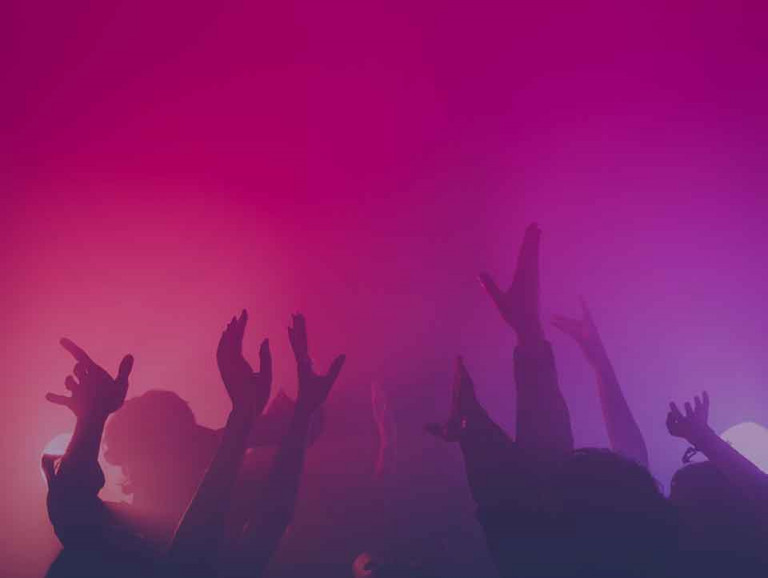 Ιταλία – Ανεμβολίαστοι κάνουν «κορονοπάρτι» με στόχο… να κολλήσουν και να πάρουν το πιστοποιητικό