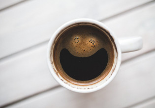 Έρευνα – Μικρότερος ο κίνδυνος εγκεφαλικού και άνοιας για όσους πίνουν συχνά καφέ και τσάι