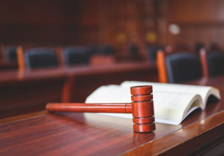 Αυστηροποιούνται οι ποινές για γυναικοκτονίες και σεξουαλική κακοποίηση