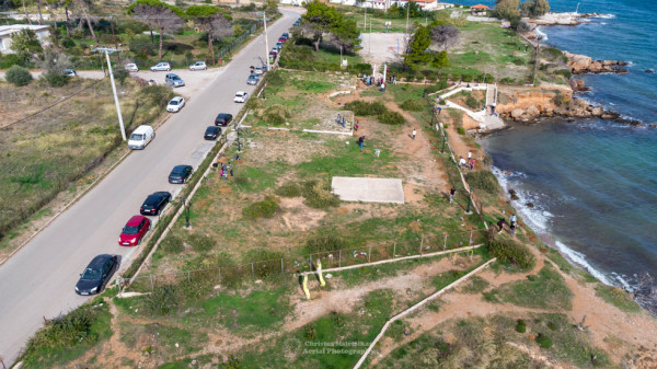 Μάτι-Κάτοικοι δεντροφυτεύουν την γειτονική Αμπελούπολη