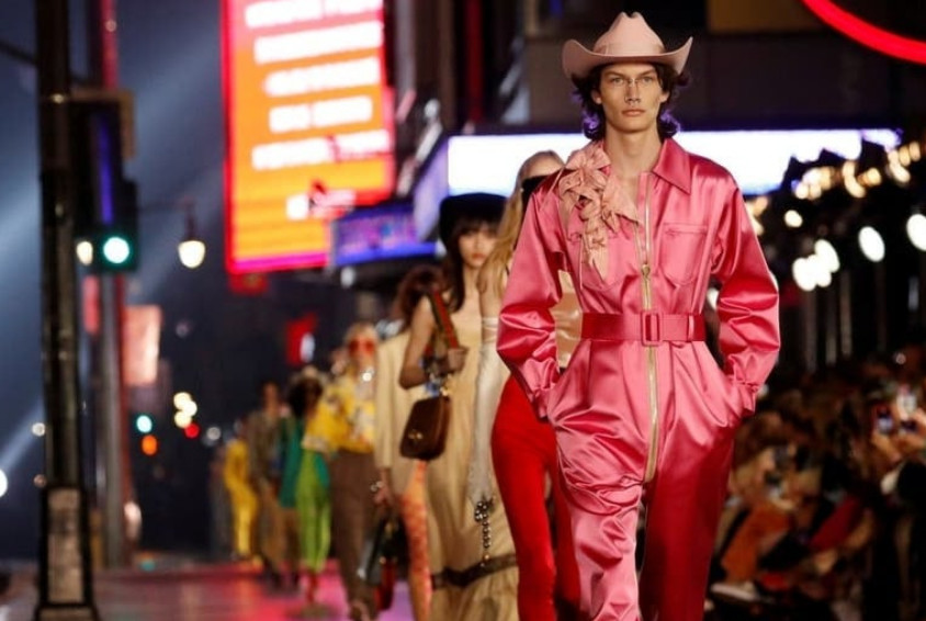 Gucci - Αστραφτερή πασαρέλα στη Hollywood Boulevard με μοντέλα τους Τζάρεντ Λέτο και Μακόλεϊ Κάλκιν