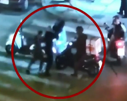 Θεσσαλονίκη – Ξυλοκόπησαν διανομέα στη μέση δρόμου – Συγκλονιστικό βίντεο