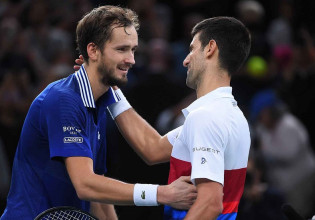 Μεντβέντεφ – «Ο Τζόκοβιτς πρέπει να με βγάλει για φαγητό μετά την πρόκριση που του χαρίσαμε»