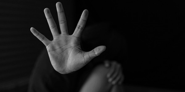 Ενδοοικογενειακή βία – «Πίσω από κλειστές πόρτες» – Συγκλονίζει το νέο σποτ της ΕΛ.ΑΣ για τα θύματα