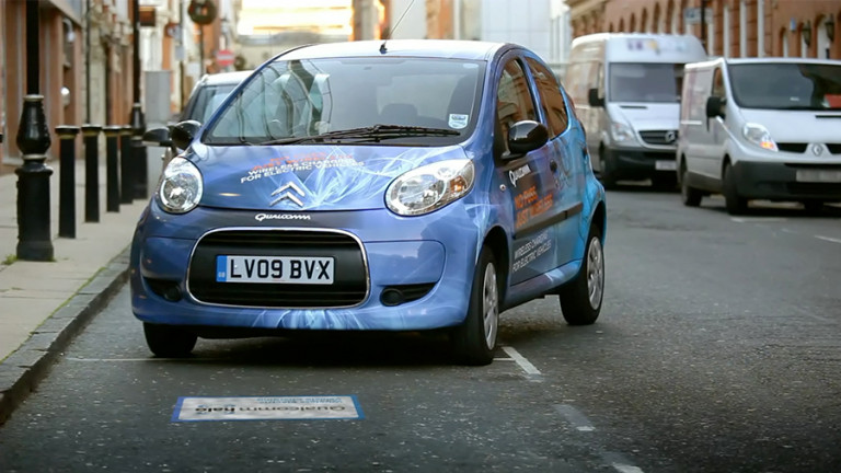 Ηλεκτροκίνηση – Επαγωγικοί φορτιστές στο οδόστρωμα καταργούν τα καλώδια