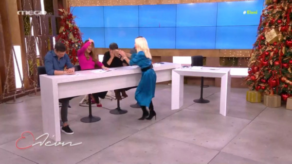Ελένη Μενεγάκη – Η ξεκαρδιστική στιγμή που… τσούγκρισε τα κεφάλια του Δημήτρη και της Ελιάνας