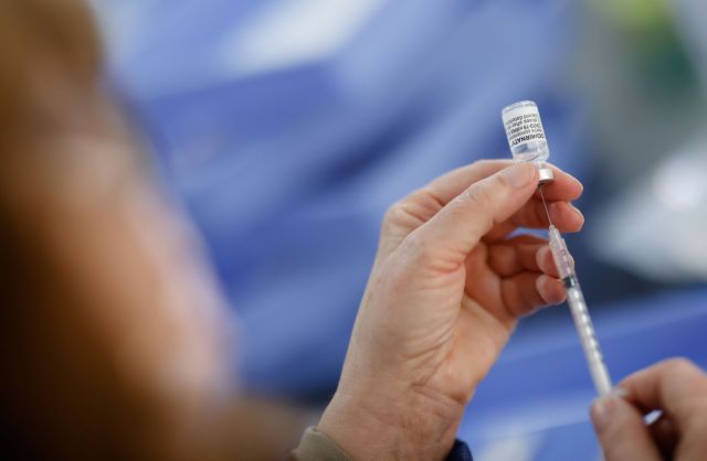 Κοροναϊός - Πώς τα εμβόλια μετατοπίζουν σε νεαρότερες ηλικίες τους θανάτους - Τι αποκαλύπτει μελέτη έλληνα καθηγητή