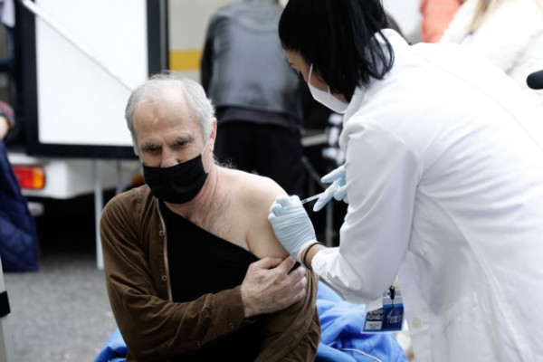 Κοροναϊός – Χαμηλά τα ποσοστά εμβολιασμού στους πολίτες άνω των 60 ετών στην Ελλάδα – Τα στοιχεία για Πορτογαλία, Δανία, Σουηδία