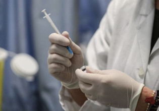 Κοροναϊός – Ανοίγει σήμερα το βράδυ η πλατφόρμα για την τρίτη δόση εμβολίου