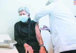 Κοροναϊός – «Χωρίς τους εμβολιασμένους, οι θάνατοι στο 4ο κύμα θα ήταν πάνω από 11.000» λέει ο καθηγητής Ατσαλάκης