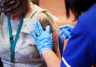 Κοροναϊός – Τα εμβόλια δεν φαίνεται να μειώνουν τον κίνδυνο «μακράς Covid-19» – Ανοιχτό παραμένει το ζήτημα