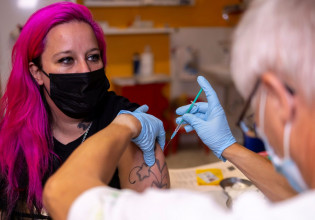 Κοροναϊός – Στο μάτι του πανδημικού κυκλώνα η Ευρώπη – Τα ρεκόρ κρουσμάτων οδηγούν μαθηματικά στην τρίτη δόση για όλους