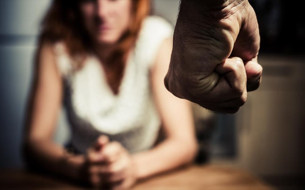 Η στατιστική του τρόμου: 300 περιστατικά ενδοοικογενειακής βίας καταγγέλλονται κάθε μήνα στην Ελλάδα
