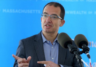 Παραλλαγή Όμικρον – «Βόμβα» από τον επικεφαλής της Moderna για την αποτελεσματικότητα των εμβολίων