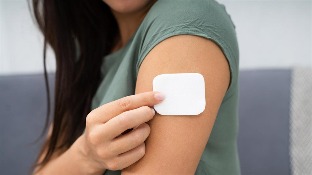 Εμβόλιο – κοροναϊός – Πειραματικό δερματικό επίθεμα φαίνεται πιο αποτελεσματικό από τις ενέσεις