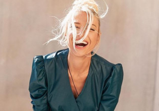 «Ήρθαν τα Χριστούγεννα κι η Πρωτοχρονιά..» – Η Φαίη Σκορδά σε εορταστική διάθεση