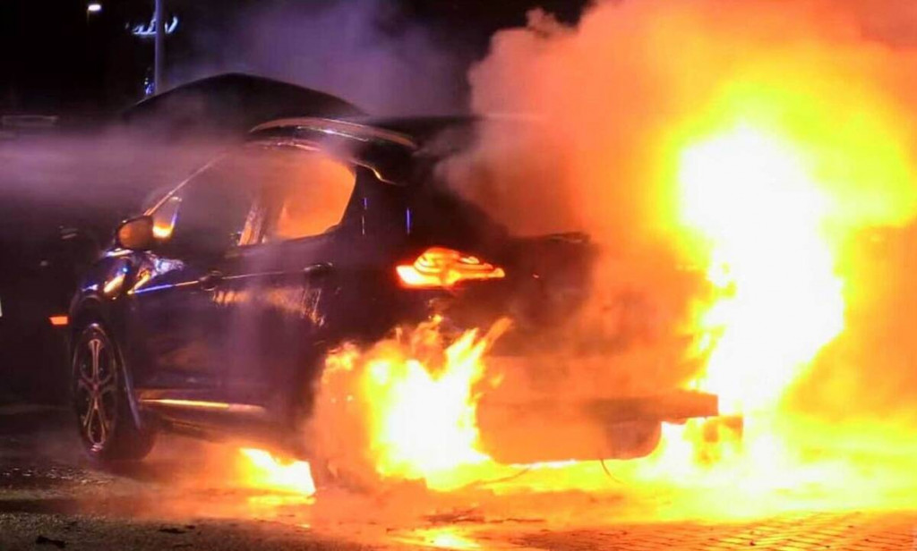 Στις φλόγες τυλίχθηκε αυτοκίνητο στη Βουλιαγμένης