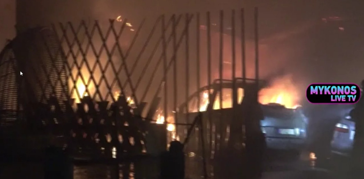 Μύκονος – Εστιατόριο στον Ορνό παραδόθηκε στις φλόγες – Σημειώθηκαν εκρήξεις από φιάλες υγραερίου