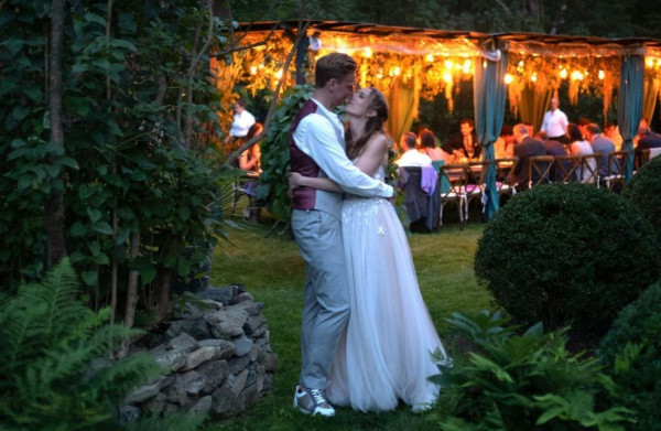 Ο γάμος έχει τη δική του ιστορία – Και ο John Dolan τη φωτογραφίζει καλύτερα από όλους