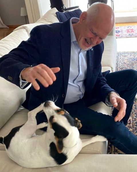 Ο Παπανδρέου χαλαρώνει και παίζει με την «Τρέλα»