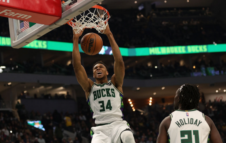 Οι πρωταθλητές είναι εδώ, ο Γιάννης «κατάπιε» τους Λέικερς (109-102)