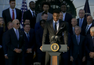 Αντετοκούνμπο – «Η οικογένειά μου έκανε πολλές θυσίες για να είμαι εδώ»