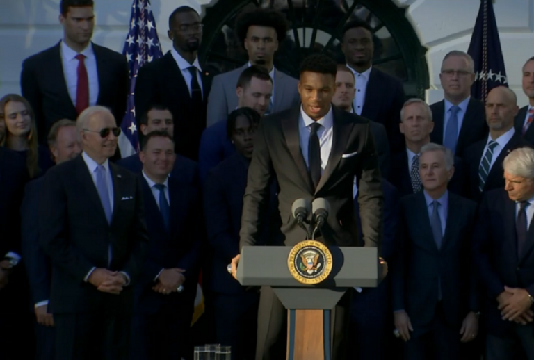 Αντετοκούνμπο – «Η οικογένειά μου έκανε πολλές θυσίες για να είμαι εδώ»