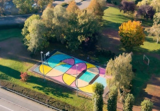 «Hypecourt 9200» – Πολύχρωμο γήπεδο μπάσκετ σε μία μικρή πόλη του Βελγίου