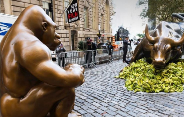 Γορίλας προσφέρει μπανάνες στον ταύρο της Γουόλ Στριτ – Αντικαπιταλιστικό μήνυμα στην καρδιά της Νέας Υόρκης