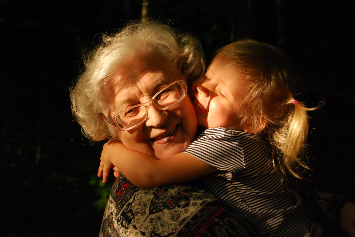 Μελέτη - Γιατί οι γιαγιάδες νιώθουν μεγαλύτερη χαρά όταν βλέπουν τα εγγόνια τους, παρά τα… παιδιά τους
