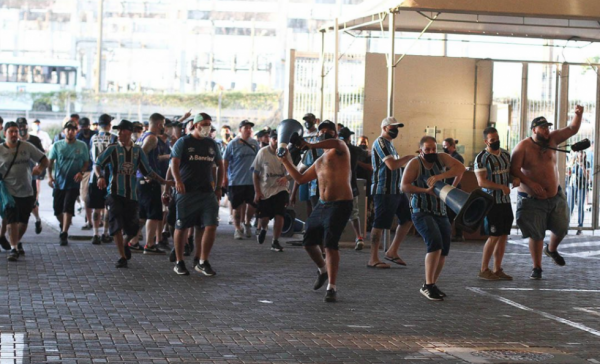 Οπαδοί της Γκρέμιο προσπάθησαν να επιτεθούν και στους παίκτες στο πάρκινγκ