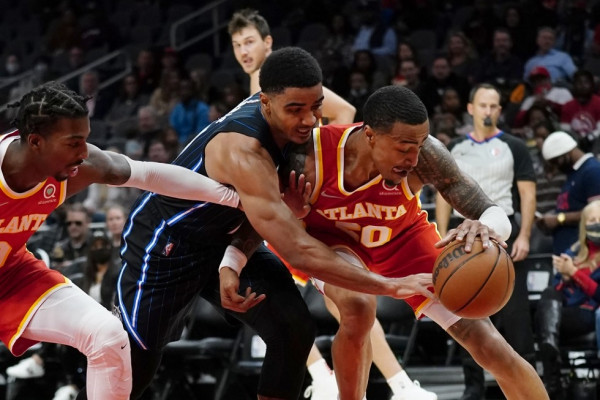 NBA – Άνετη επικράτηση των Χοκς, συνεχίζουν να εντυπωσιάζουν οι Γουίζαρντς