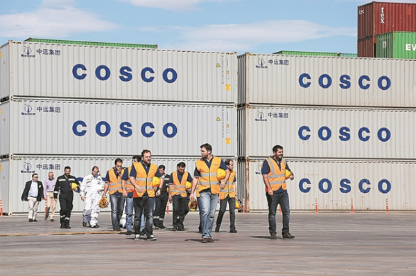 Cosco – «Ομερτά» για το θάνατο εργαζόμενου – Απεργίες στο λιμάνι του Πειραιά