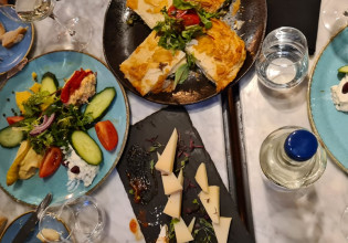 Φιλοξενία σε άλλο level – Βρετανοί δημοσιογράφοι δοκιμάζουν ηπειρώτικες πίτες και ξετρελαίνονται [εικόνες]