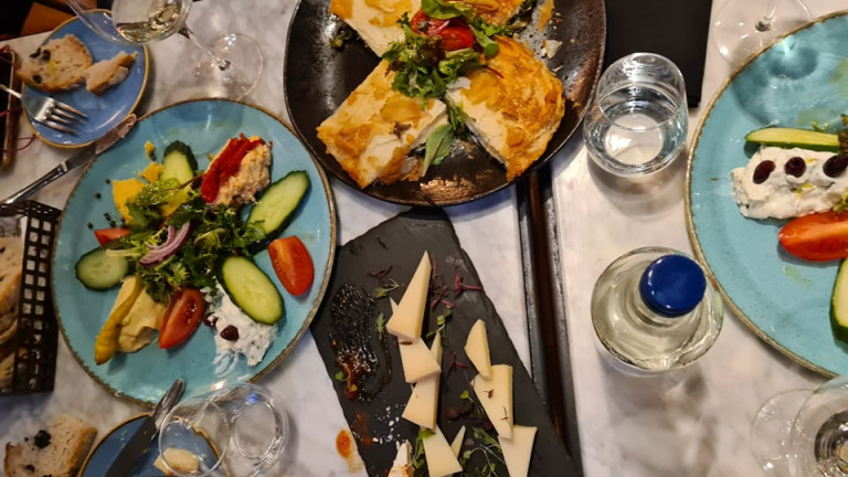 Φιλοξενία σε άλλο level – Βρετανοί δημοσιογράφοι δοκιμάζουν ηπειρώτικες πίτες και ξετρελαίνονται [εικόνες]