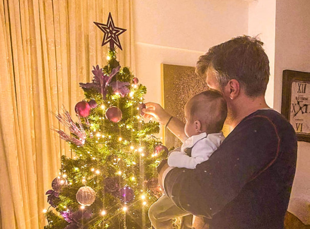 Γιάννης Καλλιάνος – Η ανάρτηση με τον γιό του, το χριστουγεννιάτικο δέντρο και η ευχή για τους γονείς του
