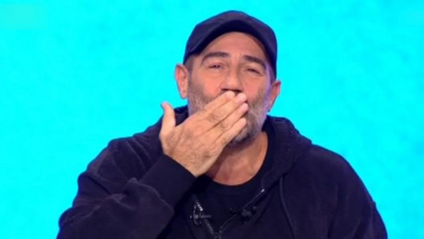 Η τρυφερή αφιέρωση του Αντώνη Κανάκη στον αέρα – Δείτε το βίντεο