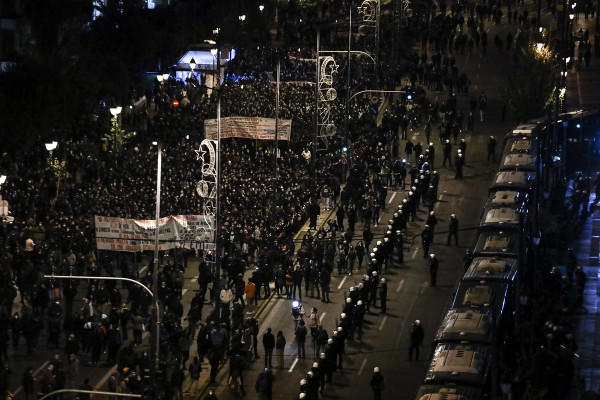 Βασίλης Μπισμπίκης – Στην πλατεία Εξαρχείων το βράδυ της 17ης Νοέμβρη