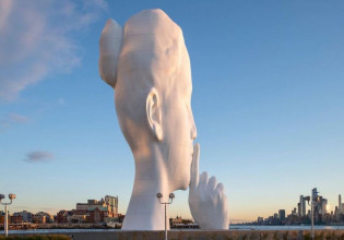 Γιγάντιο κεφάλι γυναίκας στέκεται πάνω στο νερό και ζητάει… σιωπή