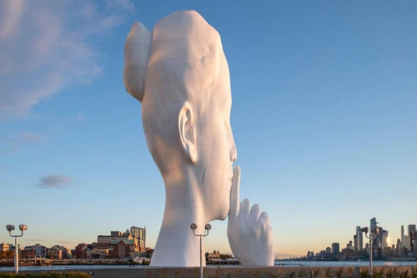 Γιγάντιο κεφάλι γυναίκας στέκεται πάνω στο νερό και ζητάει… σιωπή