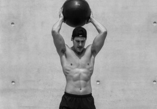 Μάνος Βροτζάκης – «Γνωστός Έλληνας πολιτικός μου ζήτησε να μπω μαζί του στο ντους»