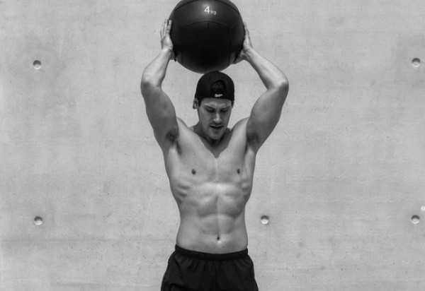 Μάνος Βροτζάκης – «Γνωστός Έλληνας πολιτικός μου ζήτησε να μπω μαζί του στο ντους»