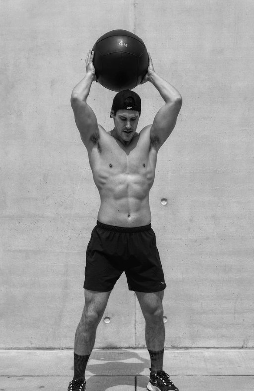 Μάνος Βροτζάκης – «Γνωστός Έλληνας πολιτικός μου ζήτησε να μπω μαζί του στο ντους»